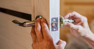 Установка и замена дверной ручки в Волжском от 274 руб. – Мастер24, монтаж фурнитуры, недорого
